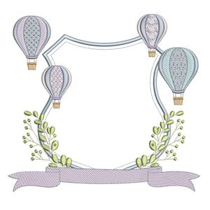 Pode incluir: Design bordado com cinco balões de ar quente em tons de azul, roxo e cinza, dispostos em torno de uma moldura em forma de escudo. O design inclui uma faixa e detalhes de folhas, tudo em um fundo branco.