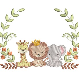 Pode incluir: Desenho bordado com uma girafa, um leão com coroa e um elefante, rodeados por uma grinalda floral. Os animais são em tons suaves de amarelo, castanho e cinzento, com detalhes florais laranja e verdes. O desenho está num fundo branco.