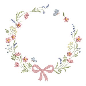 Pode incluir: Design de grinalda floral bordada com flores rosa, folhas verdes e detalhes azuis. Uma fita rosa na parte inferior, com duas borboletas. O design está em um fundo branco, ideal para projetos de bordado.