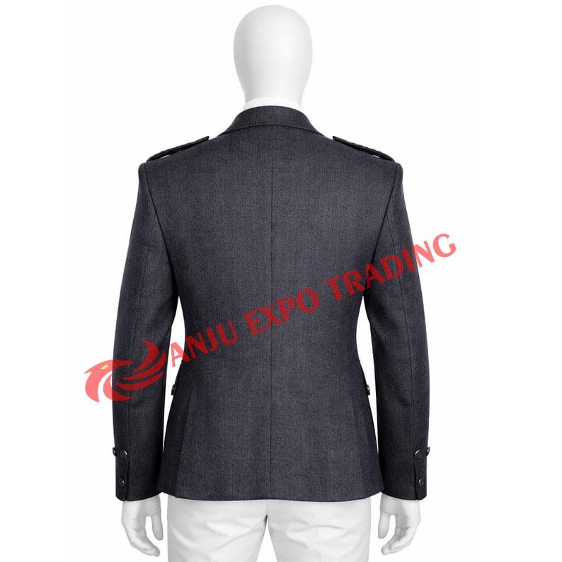 Op de afbeelding: Een donkergrijze blazer met epauletten op de schouders en manchetten met knopen. De achterkant van de jas wordt getoond op een mannequin. De blazer heeft een getailleerde pasvorm en een klassiek ontwerp, geschikt voor formele gelegenheden.