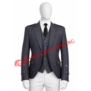 Op de afbeelding: Een driedelig antracietgrijs pak op een mannequin. Het pak bestaat uit een jasje, vest en broek. Het jasje heeft een revers, schouderstukken en decoratieve knopen. Het vest heeft een V-hals en een knoopsluiting. Het pak wordt gecombineerd met een wit overhemd en een zwarte stropdas.