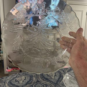 Vintage Crystal Studios 13-Zoll runde Glasplatte Weihnachtsbaum und Dorf