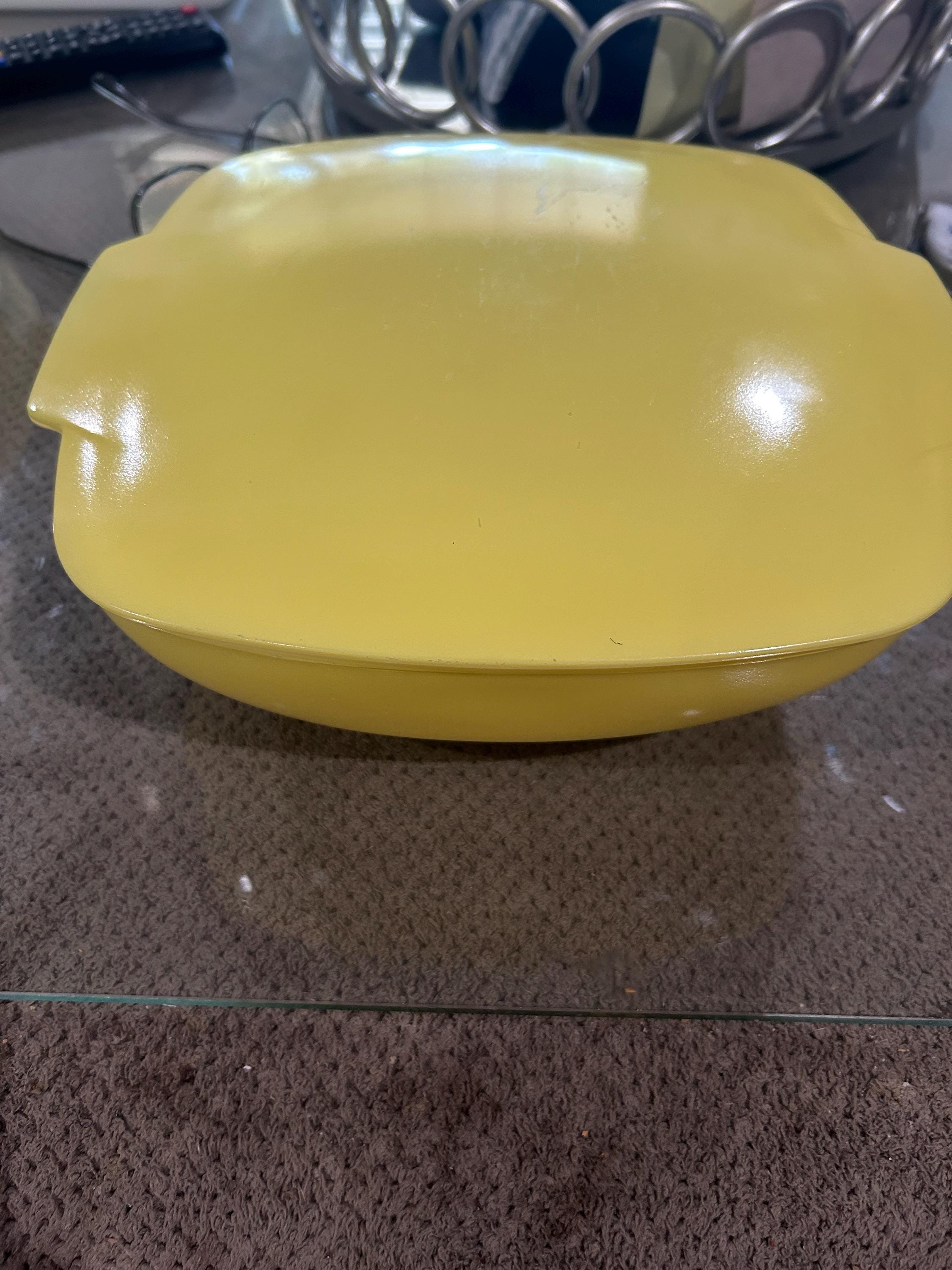 Pyrex Yellow 525-B 2 1/2 Qt Vintage Covered Rounded Square Hostess