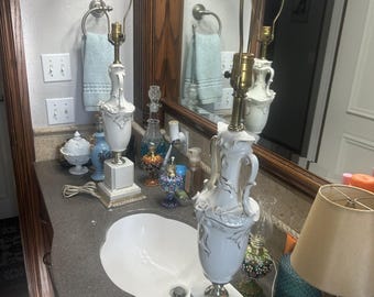 Het geselecteerde item is een vintage porseleinen vaastafellamp in Capodimonte-stijl, een kenmerk van het Hollywood Regency-decor uit het midden van de eeuw.