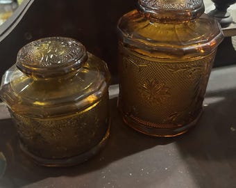 Potes de vidro âmbar "Sandwich" vintage da Tiara Exclusives, fabricados pela Indiana Glass Company.