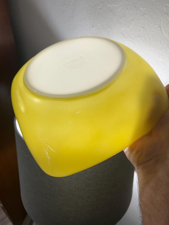 Pyrex Yellow 525-B 2 1/2 Qt Vintage Covered Rounded Square Hostess