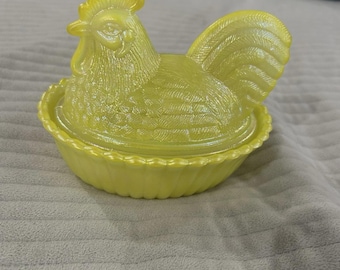 Westmoreland/Rosso Carnival Dandelion Uranium Glow Hen On Nest