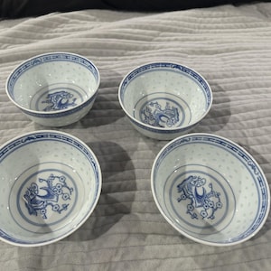 Cuencos de porcelana china antigua con forma de grano de arroz, también conocidos como "ojos de arroz", fabricados en Jingdezhen, centro histórico de la cerámica en China.