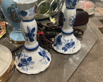 Hermosos portavelas con diseño floral azul