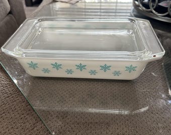 Vintage Pyrex Snowflake Casserole Dish with Lid (2 Qt)