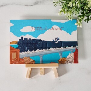 Postal de Emilia Snowbell, tarjetas de felicitación de amistad con pasión por los viajes, amigos por correspondencia de exploradores de viajes, paisaje de tren, linda ilustración de una niña con un pájaro mascota.