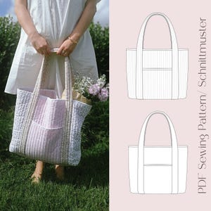 Peut inclure: Un sac fourre-tout matelassé avec un panneau central rose, une poche blanche et des panneaux latéraux à motifs floraux. Le sac est tenu par une personne en robe blanche et contient des fleurs. Un dessin au trait du sac est à droite, avec le texte "PDF Sewing Pattern / Schnittmuster".