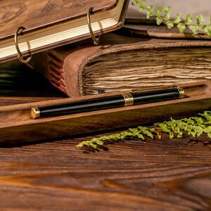 Porte-stylo en noyer | Support en bois personnalisé pour stylos plume | Accessoire de bureau minimaliste | Cadeau personnalisé pour bureau ou cadre