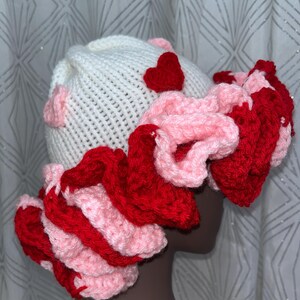 Gorro con volantes y detalles de corazones para mujeres y niños