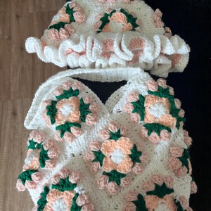 Conjunto de gorro de pescador y bolso de mano de abuela tejidos a crochet