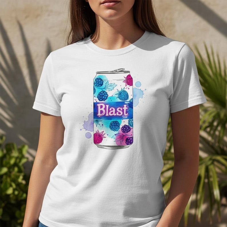 K&ouml;nnte beinhalten: Wei&szlig;es T-Shirt mit einem farbenfrohen Grafikdesign einer Getr&auml;nkedose. Das Dosen-Design zeigt das Wort "Blast" in Blau und Wei&szlig; sowie Illustrationen von Beeren in Blau, Rosa und Lila. Aquarellartige Spritzer umgeben die Dose.
