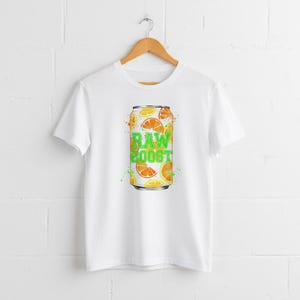 K&ouml;nnte beinhalten: Wei&szlig;es T-Shirt mit einem farbenfrohen Aufdruck einer Saftdose mit Orangen- und Zitronenscheiben. Auf der Dose steht in Gr&uuml;n das Wort "RAW BOOST", mit Farbspritzern. Das T-Shirt h&auml;ngt an einem Holzkleiderb&uuml;gel.