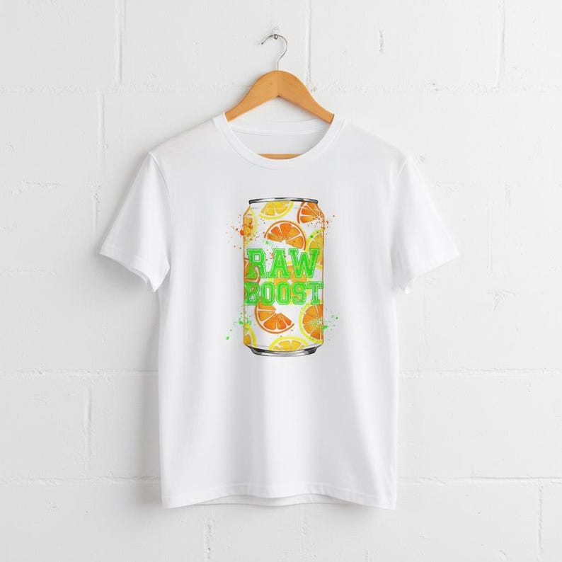 K&ouml;nnte beinhalten: Wei&szlig;es T-Shirt mit einem farbenfrohen Aufdruck einer Saftdose mit Orangen- und Zitronenscheiben. Auf der Dose steht in Gr&uuml;n das Wort "RAW BOOST", mit Farbspritzern. Das T-Shirt h&auml;ngt an einem Holzkleiderb&uuml;gel.
