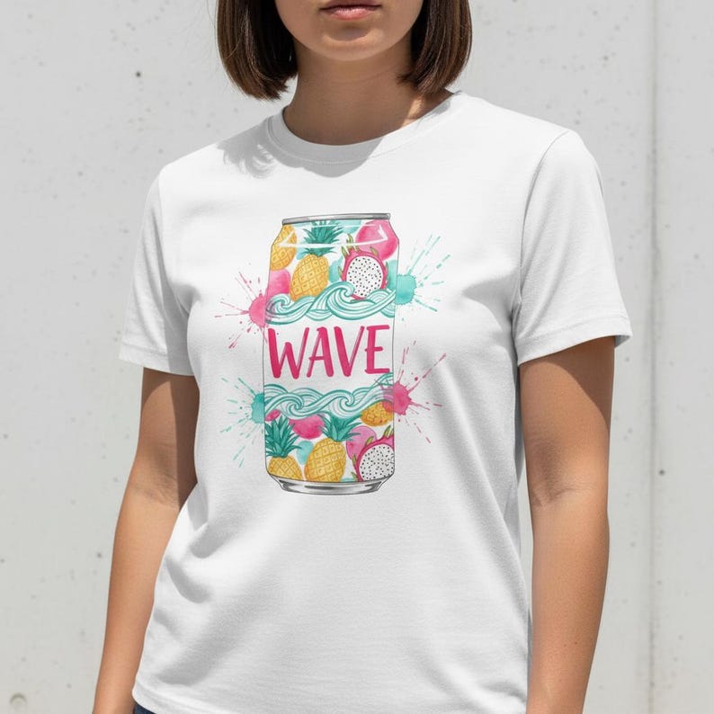 K&ouml;nnte beinhalten: Wei&szlig;es T-Shirt mit einer farbenfrohen Illustration einer Getr&auml;nkedose. Das Dosen-Design zeigt Ananas, Drachenfrucht und das Wort "WAVE" in Pink, mit blauen und rosa Aquarellspritzern.