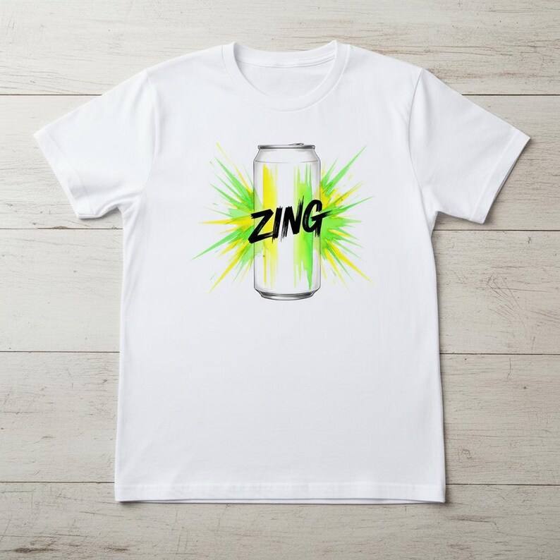 K&ouml;nnte beinhalten: Wei&szlig;es T-Shirt mit einer Grafik einer silbernen Getr&auml;nkedose und dem Wort "ZING" in Schwarz, umgeben von einem Ausbruch gr&uuml;ner und gelber Linien. Das T-Shirt ist aus einem weichen, bequemen Material.
