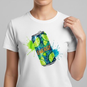 K&ouml;nnte beinhalten: Wei&szlig;es T-Shirt mit einem farbenfrohen Aufdruck einer Energy-Drink-Dose mit Limettenscheiben und dem Wort "ENERGY" in Orange. Das Design umfasst gr&uuml;ne und blaue Farbspritzer, die eine frische und energiegeladene Atmosph&auml;re erzeugen.