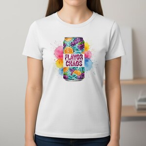 K&ouml;nnte beinhalten: Wei&szlig;es T-Shirt mit einem farbenfrohen Aufdruck einer Getr&auml;nkedose mit den Worten "FLAVOR CHAOS". Das Dosen-Design umfasst Orangen, Trauben und ein Wellenmuster. Aquarellfarbspritzer in Pink, Gelb und Blau umgeben die Dose.