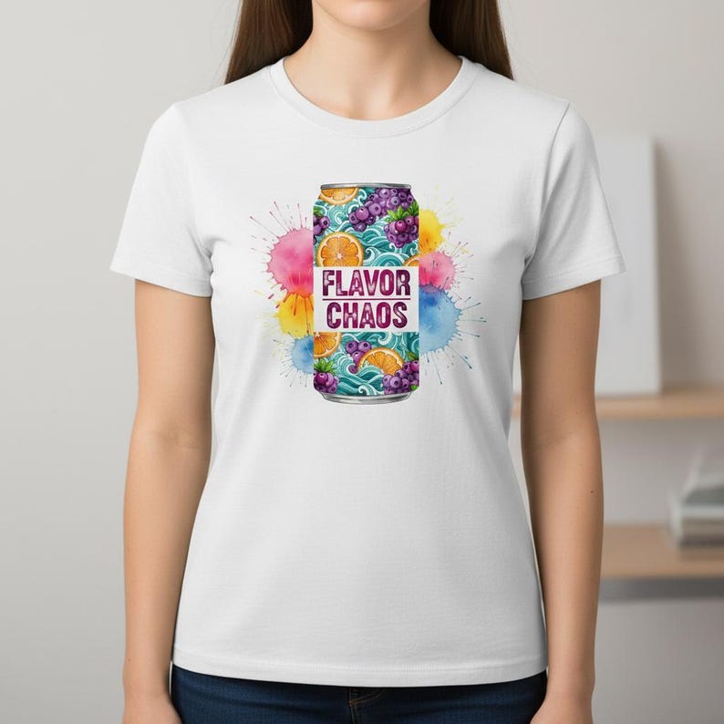 K&ouml;nnte beinhalten: Wei&szlig;es T-Shirt mit einem farbenfrohen Aufdruck einer Getr&auml;nkedose mit den Worten "FLAVOR CHAOS". Das Dosen-Design umfasst Orangen, Trauben und ein Wellenmuster. Aquarellfarbspritzer in Pink, Gelb und Blau umgeben die Dose.