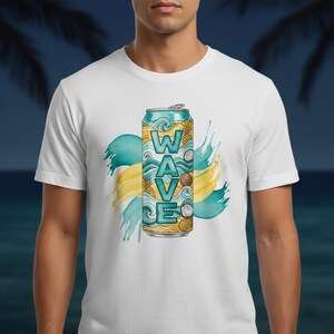 K&ouml;nnte beinhalten: Wei&szlig;es T-Shirt mit einem farbenfrohen Design einer Getr&auml;nkedose mit dem Wort "WAVE" in t&uuml;rkisfarbenen Buchstaben. Das Design enth&auml;lt Bilder von Ananas, Kokosn&uuml;ssen und einen Spritzer t&uuml;rkisfarbener und gelber Farbe.