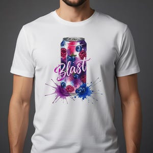 K&ouml;nnte beinhalten: Wei&szlig;es T-Shirt mit einer farbenfrohen Grafik einer mit Beeren gef&uuml;llten Getr&auml;nkedose. Auf der Dose steht in Schreibschrift das Wort "Blast". Lila und blaue Farbspritzer umgeben die Dose.