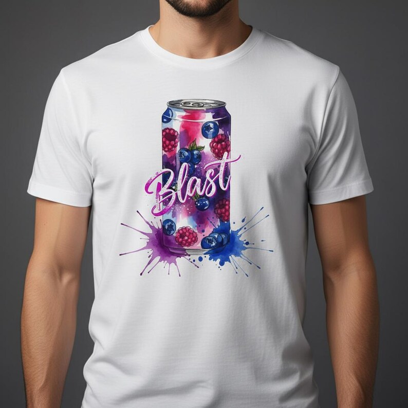 K&ouml;nnte beinhalten: Wei&szlig;es T-Shirt mit einer farbenfrohen Grafik einer mit Beeren gef&uuml;llten Getr&auml;nkedose. Auf der Dose steht in Schreibschrift das Wort "Blast". Lila und blaue Farbspritzer umgeben die Dose.