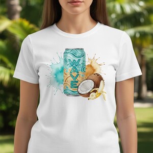 K&ouml;nnte beinhalten: Wei&szlig;es T-Shirt mit einem Aquarelldesign. Es zeigt eine t&uuml;rkisfarbene und goldene Getr&auml;nkedose mit dem Wort "WAVE". Das Design umfasst eine Kokosnuss, eine Banane und Farbspritzer, die ein tropisches Thema schaffen.