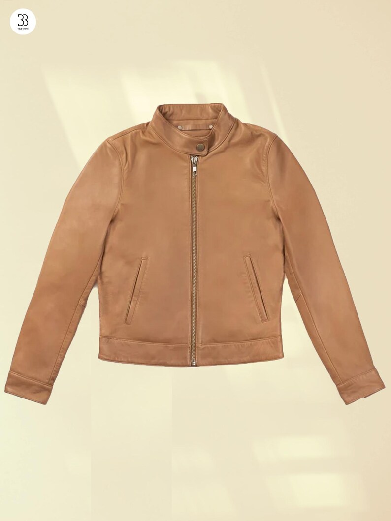 Puede incluir: Chaqueta de cuero marr&oacute;n claro con cuello alzado y cremallera completa. La chaqueta tiene dos bolsillos delanteros y mangas largas. La chaqueta es de color neutro y es adecuada para varios conjuntos.