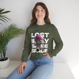 Sudadera de osito de peluche "Perdido en el espacio", regalo acogedor para amantes del espacio, cuello redondo, ropa unisex para adultos, comodidad para el día a día.