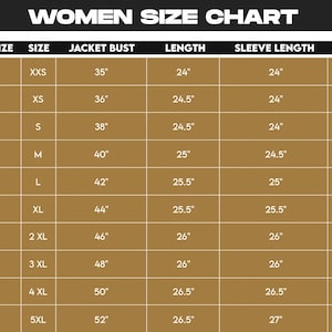 Puede incluir: Una tabla de tallas para mujeres con medidas en pulgadas. La tabla incluye contorno de busto, busto de chaqueta, largo, largo de manga y medidas de hombros para tallas XXS a 5XL. La tabla est&aacute; sobre un fondo marr&oacute;n.