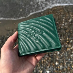 Emerald Green Leather Bifold Wallet · Hand-Embossed Shell Pattern · Top Grain Vegan-Tanned · Minimalist Handmade Card Holder Gift