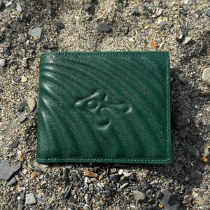 Emerald Green Leather Bifold Wallet · Hand-Embossed Shell Pattern · Top Grain Vegan-Tanned · Minimalist Handmade Card Holder Gift