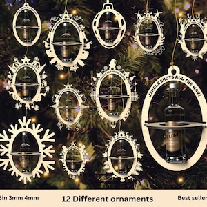 Puede incluir: Doce adornos navideños de madera diferentes con un soporte para botellas con el texto "Jingle Shots All The Way!" y "1/8in 3mm 4mm" impreso en la parte inferior.