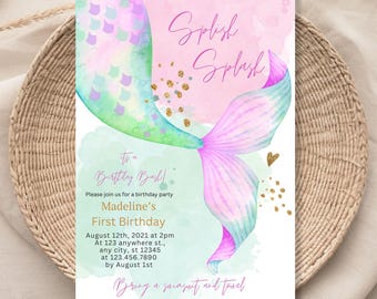 Op de afbeelding: Een uitnodiging voor een verjaardagsfeest met een zeemeerminstaart-thema en een aquarelontwerp. De uitnodiging is roze en groen met gouden glitteraccenten. De tekst luidt: "Splish Splash Het is een verjaardagsfeest! Madeline's eerste verjaardag 12 augustus 2021 om 14:00 uur Op 123 anywhere st., any city, st 12345 op 123.456.7890 vóór 1 augustus Breng een zwempak en een handdoek mee"