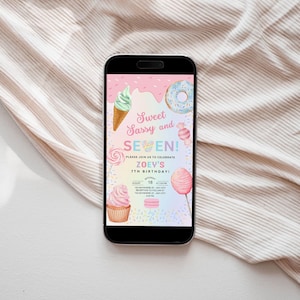 Puede incluir: Un smartphone muestra una invitación de cumpleaños con temática dulce. La invitación presenta ilustraciones de acuarela de helado, una rosquilla y caramelos. El texto dice "Sweet Sassy and SEVEN!" y "Zoey's 7th Birthday!"