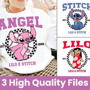 Puede incluir: Sudadera blanca con la palabra "ANGEL" en letras moradas sobre un personaje de dibujos animados rosa dentro de un c&iacute;rculo a cuadros blanco y negro. Tambi&eacute;n est&aacute; presente el texto "LILO & STITCH" y "EST. 1999".