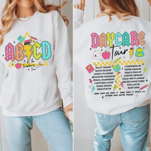 Retro-Kindertagesstätten-Shirt Png, Tagesstätten-Tour Png, Kindertagesstätten-Personal-Crew, Kinderbetreuer Png, niedliches Kindergärtnerin-Geschenk, lustiges Kleinkind-Lehrer-Design