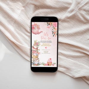 Könnte beinhalten: Eine digitale Einladung in Rosa und Weiß für eine Teeparty zur Feier des 2. Geburtstags eines Kindes. Die Einladung zeigt einen Stapel Teetassen, eine Teekanne und einen Cupcake mit Blumen. Der Text auf der Einladung lautet "Let's Par-tea" und "Feiern Sie mit uns eine Teeparty, um den süßen 2. Geburtstag von Jessica zu feiern."