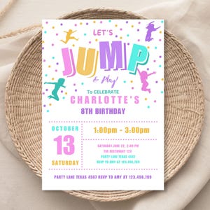 Puede incluir: Una invitación colorida para el octavo cumpleaños de Charlotte. La invitación presenta las palabras "Let's Jump & Play" en una fuente divertida con un fondo de confeti de colores. La invitación incluye la fecha, la hora y el lugar de la fiesta.
