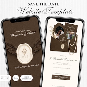 Op de afbeelding: Twee smartphones met een digitale Save the Date website template. Het linkerscherm toont een bruine achtergrond met een waszegel en kant. Het rechterscherm bevat trouwfoto's, een bruine envelop, parels en een afteltimer.