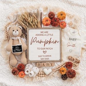 Puede incluir: Un anuncio de nacimiento con temática otoñal con un letrero que dice "We are adding a little Pumpkin to our patch. Due to arrive May 2025." Hay un osito de peluche que sostiene una ecografía, un body de bebé y calabazas de color otoñal.