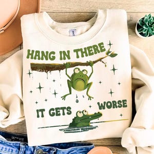 Hang in There It Gets Worse PNG, Retro Aesthetic png, Sassy Frog png, Trendy Sublimation,  Funny Sarcastic Frog png, Snarky Humor png