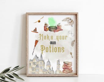 Puede incluir: Impresión enmarcada con una ilustración de acuarela que presenta un castillo, libros, un caldero y una escoba. El texto "Make your own Potions" se muestra en letras doradas. Otros elementos incluyen una snitch dorada, un búho, gafas y una llave.