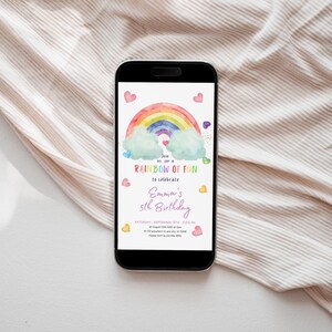 Könnte beinhalten: Eine digitale Einladung zu einer 5. Geburtstagsfeier mit einem Regenbogen- und Wolken-Design. Der Text lautet "Feiert mit uns einen Regenbogen voller Spaß zum 5. Geburtstag von Emma".