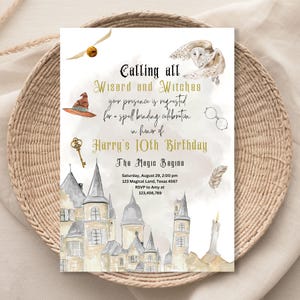 Könnte beinhalten: Eine Harry-Potter-Motto-Geburtstagseinladung mit einer Aquarell-Illustration von Hogwarts-Schloss, einem goldenen Schlüssel, einem Schnatz, einer Eule und einer Brille. Der Text lautet "Calling all Wizard and Witches your presence is requested for a spell binding celebration in honour of Harry's 10th Birthday The Magic Begins Saturday, August 29, 2:00 pm 123 Magical Land, Texas 4567 RSVP to Amy at 123,456,789".