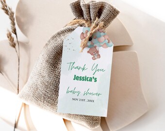 Può includere: Un'etichetta di ringraziamento blu chiaro e verde con un orso dei cartoni animati che tiene dei palloncini. L'etichetta dice "Grazie Jessica's baby shower NOV 21ST, 20XX".